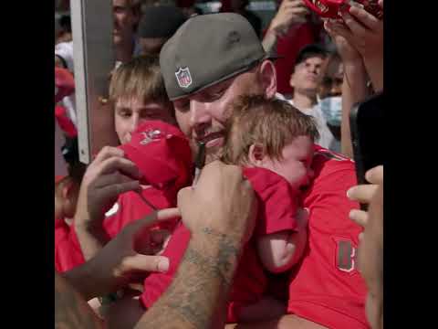 Mike Evans With Fans During Training Camp