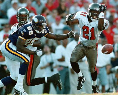 Tampa Bay Bucs defender Donnie Abraham (R) b